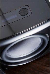 Klipsch XW-500D sort subwoofer, nærbillede forfra af den ovale højttaler og det runde relieflogo