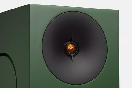 Compact donkergroene hifi-luidspreker vooraanzicht, grote centrale zwarte driver met oranje honingraattweeter