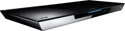 Panasonic DMP-BDT320 sort 4K Blu-ray-afspiller, set forfra i let nedadgående vinkel, aflang og slank form, blank frontpanel med blå berøringsknapper