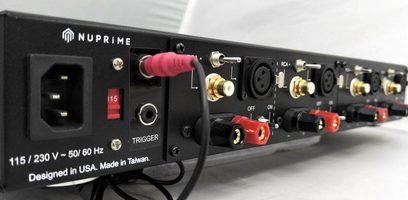 Frontvisning af Nuprime MCX-4 multikanal effektforstærker med RCA-stik, trigger-stik og tænd/sluk-kontakt