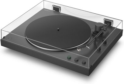 Sort Sony PS-LX3BT pladespiller set i trekvart profil, med gennemsigtigt støvlåg og lige tonearm