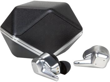 Hõbedased metallist Hifiman Svanar Wireless Bluetooth kõrvasisesed kõrvaklapid mustade silikoonotsikute ja kuldsete tihvtidega, asetatud mattmustale kuusnurksele laadimiskarbile hõbedaste äärtega, vaade kergelt ülevalt