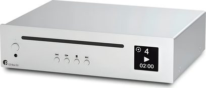 Lecteur CD haute-fidélité Pro-Ject CD Box S3 argenté en aluminium, boîtier rectangulaire bas vu de trois-quarts avant, façade avec fente de chargement, cinq boutons circulaires, écran noir à droite et bouton rotatif à gauche