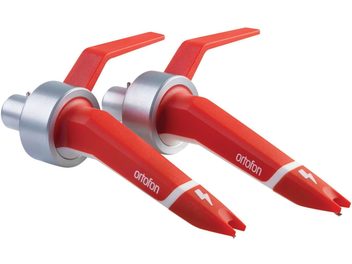 Dos cápsulas para tocadiscos de DJ Ortofon Concorde MKII TWIN DIGITAL rojas con puntas de lectura de aluminio, vistas desde arriba