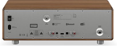 FM- eller digital internettbordradio Sonoro Prestige valnøtt - sølv sett bakfra med metallpanel, tilkoblinger og antenner
