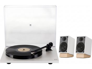 Vit Rega Planar 1-vinylspelare med svart skiva och par vita bokhyllehögtalare