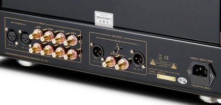 Vedere din spate a unui preamplificator audio pe lămpi, panou metalic negru, intrări RCA placate cu aur linia 1-4, ieșiri XLR și RCA, priză IEC