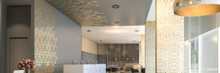 Interno moderno con soffitto dorato decorato, lampade a sospensione, divani grigi, tavolini bassi e un bouquet di fiori rosa
