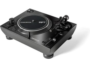 Reloop RP-7 melnā metāla vinila plate ar trīs ceturdaļu skatu, punktu disku, lasīšanas kātiņu un pitch slīdni