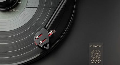 Giradischi Gold Note Pianosa nero con braccio B-5.1. Primo piano del braccio di lettura e dell'inizio dei solchi del vinile