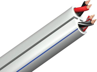 Kabel audio Audioquest Rocket 22 w kolorze białym, przecięty, dwa prostokątne przewodniki, trzymany pionowo w dłoniach w rękawiczkach
