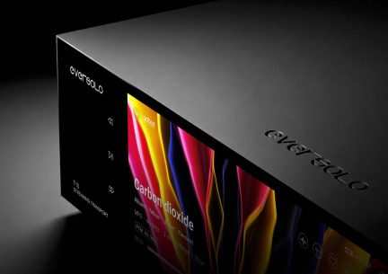 Мережевий аудіоплеєр Eversolo T10 чорного кольору з великим кольоровим сенсорним екраном, вигляд спереду зліва під кутом