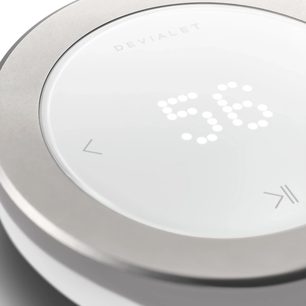 DEVIALET REMOTE hvid fjernbetjening set ovenfra, cirkulær form, mat hvid finish, trykfølsomme knapper med punkter i relief