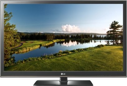 LG 50PV350 TV-skærm, der viser et landskab med en sø omgivet af træer, der spejler sig i det rolige vand, blå himmel med nogle skyer