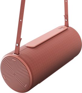 Altoparlante bluetooth portatile Loewe We. HEAR 2 rosso corallo, formato cilindrico con cinghia per il trasporto visto di sbieco
