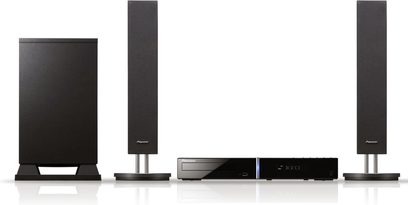 Pioneer DCS-F530 hjemmebiografsystem bestående af to sorte tårnhøjttalere, en basreflekskabinet og en Blu-ray-afspiller