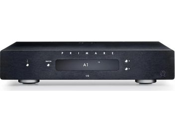 Primare I15 juodos spalvos stereo hi-fi stiprintuvas, priekinis vaizdas, juoda priekinė panelė su mėlynu ekranu, priekinėje dalyje esantys mygtukai ir lizdai