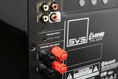 SVS STA-325D subwoofer, nærbillede forfra af stik og justeringer: RCA- og højttalerindgange, trigger, lydstyrke