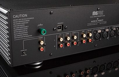 Sort Musical Fidelity M6PRE stereo-forforstærker, bagsidevue der viser lydstik og spændingsvælger