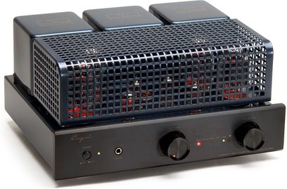 Integrovaný stereo lampový zesilovač Cayin CS-55A KT88 v černé barvě, s černým kartáčovaným kovovým šasi, dvěma velkými kulatými knoflíky na předním panelu, kovovou mřížkou chránící žhavící lampy a třemi kryty transformátorů na horní straně, pohled zepředu ze tří čtvrtin