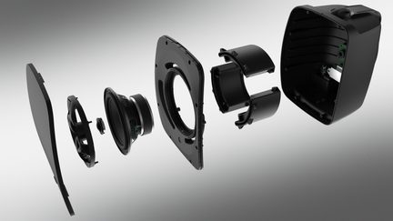 Cassa audio nera in vista esplosa con altoparlante, chassis e scocca in più elementi