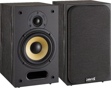 Davis Acoustics Ariane 1 sorte højtalere i bibliotekstil, trækasser, trekvartsvisning, gul woofer, frontport, grille