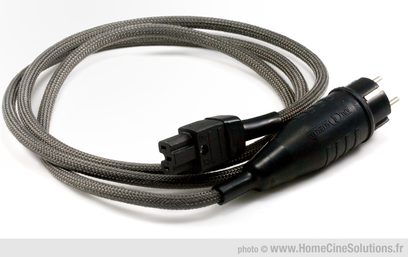 Strømkabel fra MPC Audio Strøm billede i grå flettet stof, sorte stik, set ovenfra på hvid baggrund