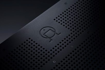Primare A35.8 sort multikanalseffektforstærker, nærbillede af det ræffede logo på den børstede aluminiumsforside