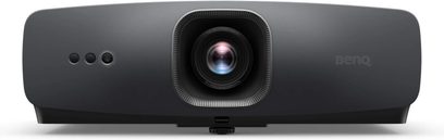 Вид отпред на видеопроектора BenQ W2720i, правоъгълен черен корпус, централна леща, заобиколена от текстурирана рамка, 3 кръгли бутона отляво
