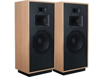 Coppia di diffusori a colonna Klipsch Forte IV in quercia rossa, legno di quercia rossa, frontale nero con padiglioni e woofer, vista obliqua