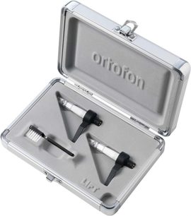Sølvfarvet Ortofon Concorde MKII TWIN SCRATCH metalpickup med to diamantlæsespidser i en gennemsigtig kabinet