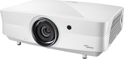 Optoma UHZ65LV hvid videoprojektor, set lidt fra siden forfra, med centreret sort linse foran