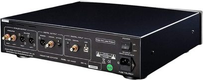 Cayin CS-100CD high-fidelity CD-spelare i svart metall, bakre vy i lätt perspektiv, med analoga RCA- och XLR-utgångar, koaxiala, optiska och USB digitala utgångar och ingångar, samt strömbrytare och nätanslutning
