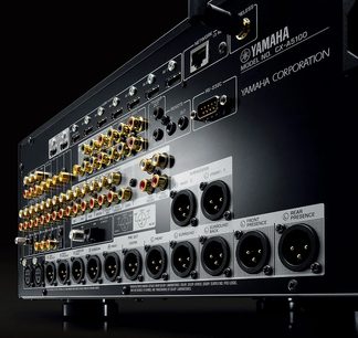 Yamaha CX-A5100 titano prijungimo stiprintuvas, priekinis vaizdas, daugybė garso lizdų, mygtukai ir reguliavimo rankenėlės
