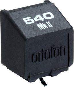 Diamante per giradischi Ortofon STYLUS 540 MK II, vista prospettica, lato anteriore con iscrizioni bianche "540 Mk II" e "ortofon"