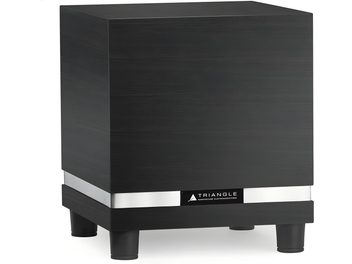 Triangle Thetis 340 askesvart subwoofer, trekvart venstre forfra, kubeformet kabinett i børstet svart tre med en horisontal sølvfarget metallstripe ved basen og fire svarte sylindriske føtter