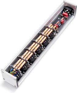 Widok z ukosa wielokrotnej listwy zasilającej Inakustik AC-3200 Filter Digital SCHUKO w srebrnym aluminium, z odkrytą obudową ukazującą miedziane szyny przewodzące, czarne gniazda Schuko oraz czerwone moduły filtrujące.