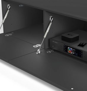 Matowa czarna szafka pod telewizor z 2 szufladami, otwartą półką, miejscem na telewizor oraz 2 metalowymi, przegubowymi ramionami do zamocowania głośników