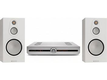 Hi-fi-anlæg med sølvfarvet Roksan-forstærker og to hvide Monitor Audio-højttalere med sortkantede højttalerenheder