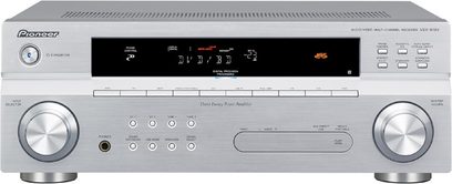 Pioneer VSX-918 surround receiver set forfra, sølvfarvet front, blåt display, knapper og stik på forsiden