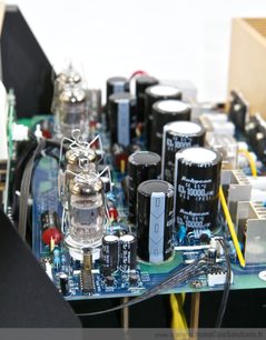 Ampli hi-fi stéréo Pier Audio MS-680SE, vue rapprochée de la carte électronique avec composants et tubes à vide
