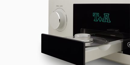 Baltas ir juodas T+A CD grotuvas, atidarytas dėklas su disku, baltas ratukas ir turkio spalvos logotipas ekrane