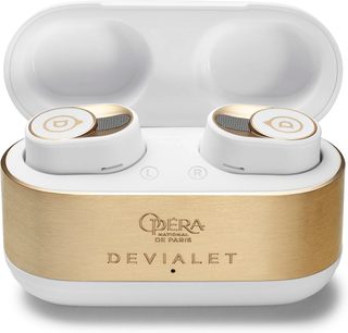 Devialet Gemini II Opéra de Paris fehér-arany színű vezeték nélküli fülhallgató, töltőtok nyitott állapotban, előlről nézve