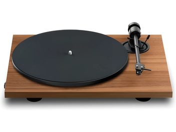 Pro-Ject E1.2 vinylspelare i valnöt, vy uppifrån, svart tallrik och tonarm på sockel med valnötsfinish