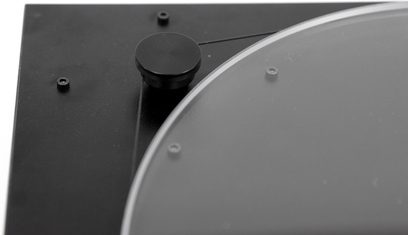 New Horizon 101 sort pladespiller, nærbillede af tonearmen og tallerkenen, ovenfra set i vinkel