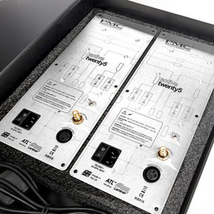 Uitbreidingskaart voor hifi-elektronica, bovenaanzicht, 2 zilverkleurige metalen platen met connectoren en zwarte opschriften