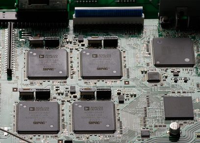 Elektronisk kort med flere Analog Devices ADSP-21487-chips og elektroniske komponenter på et grønt printplade
