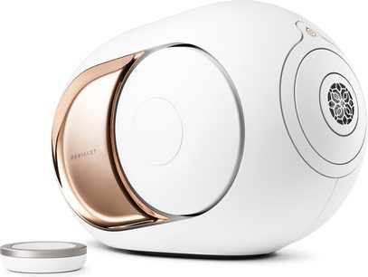 Bezprzewodowy głośnik Devialet Phantom I 108 dB Gold, owalny kształt w kolorze białym, złota płytka, centralny głośnik