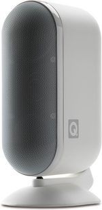 Q acoustics 7000LRi kompaktiška garso kolonėlė, balta, iš priekio, juoda grotelė, baltas korpusas, apvalios formos, balta pagrindo dalis