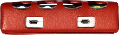 Chord Electronics Hugo 2 için kırmızı slim kılıf, deri, yandan görünüm, üst açıklıklar ve iki micro‑USB portu